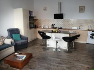 Spacious 3 bedroom apt near the sea pic 1